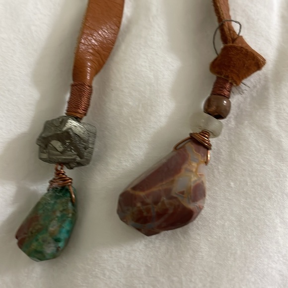 Natural agate arrowhead connected by a belt not too sure how it connects - Picture 4 of 5